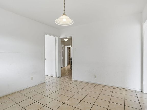 5th image of 853 Holmgreen Rd