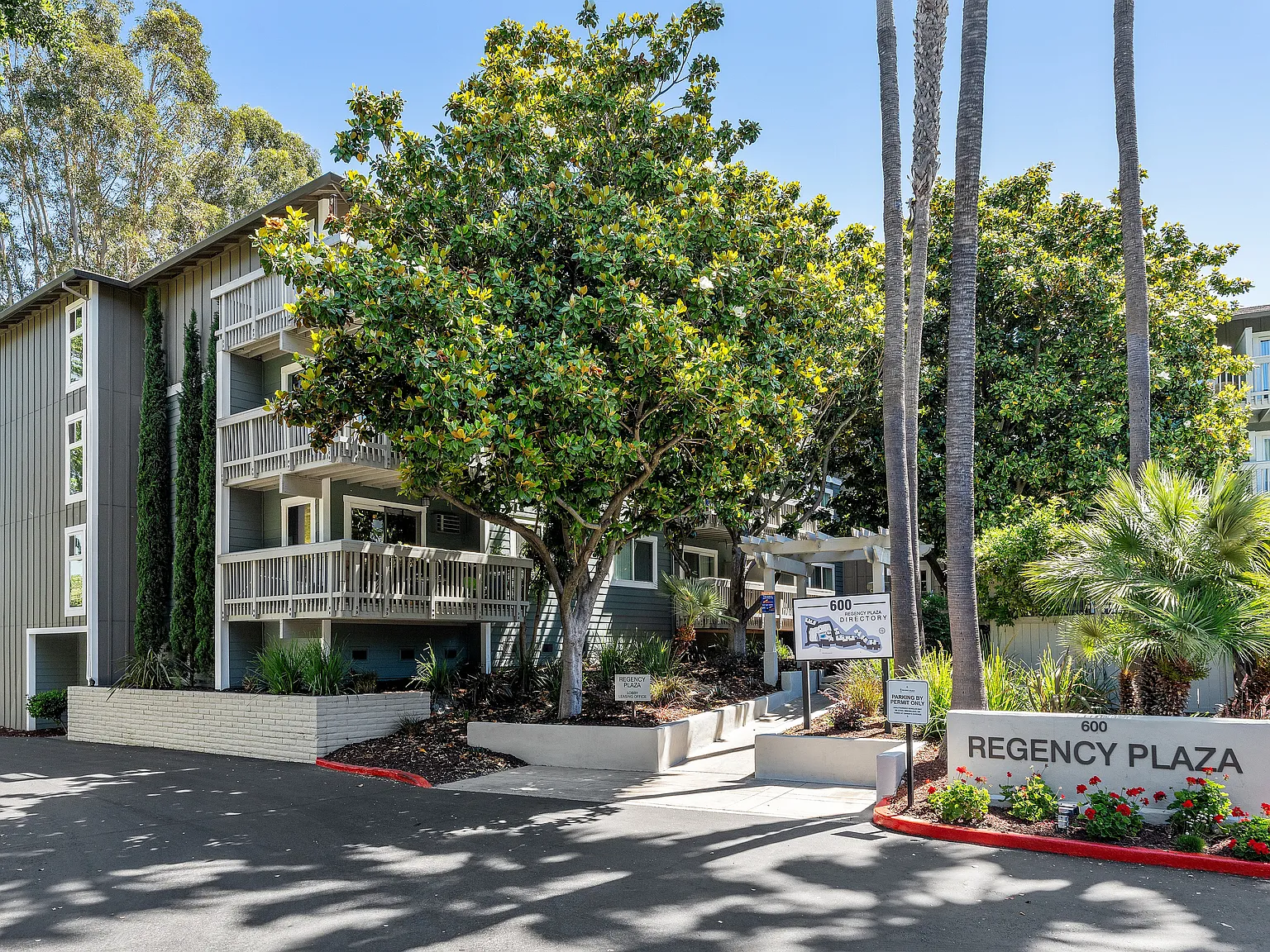Regency Plaza Apartments — Photo 4
