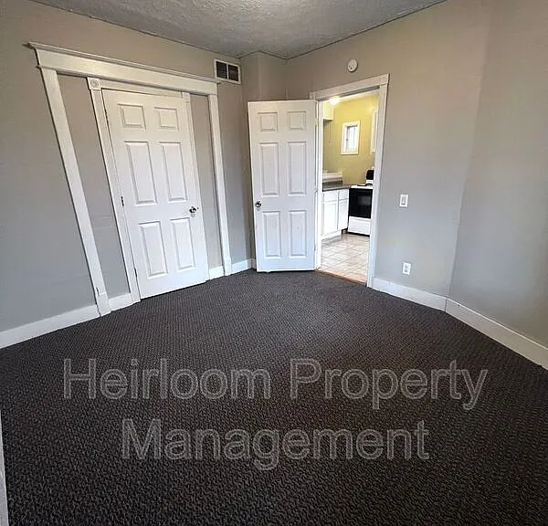 924 E 6th St #3 — Photo 10