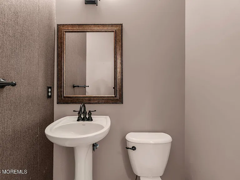 12 Sanford St — Photo 15