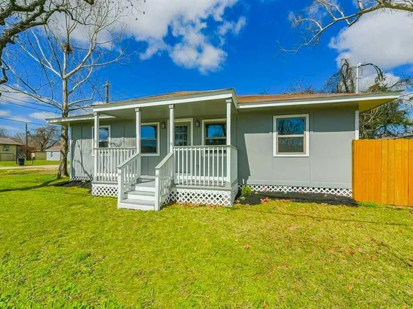124 E Bernard, Clute, TX 77531