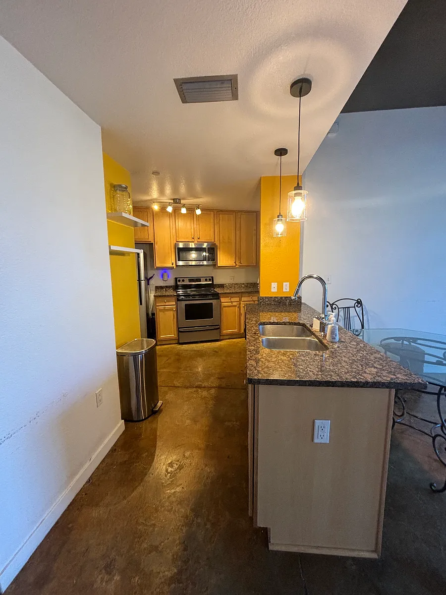 Building Photo - 420 N Adams St #205