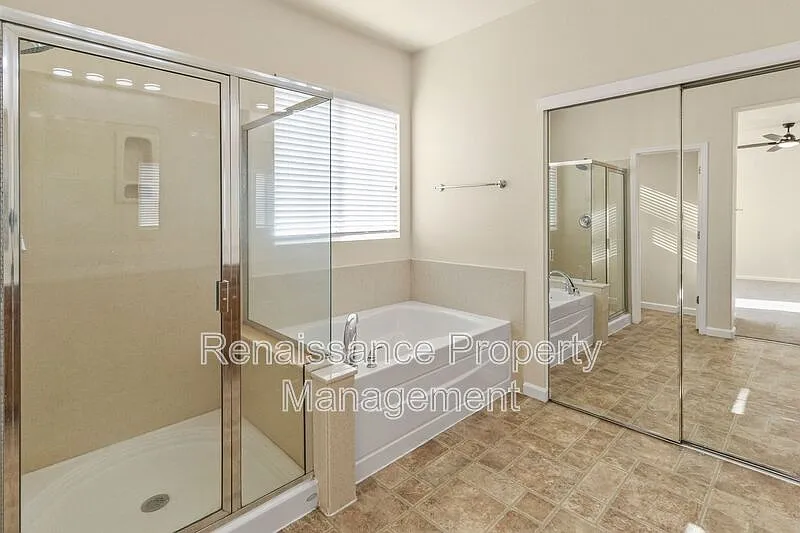 5 bed, 3.0 bath, 2943 sqft, $3,395 — Photo 4