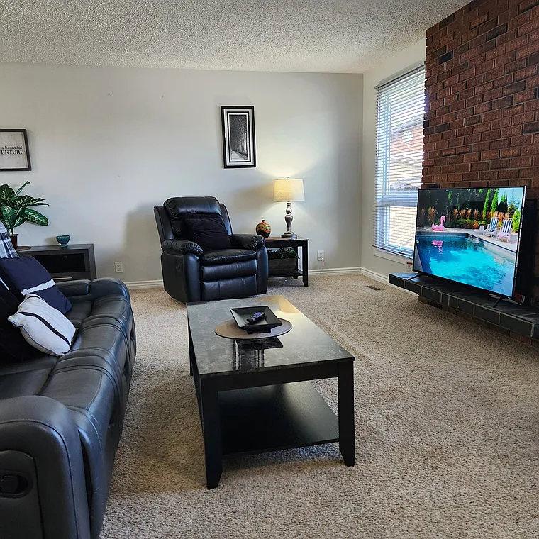 19 Newcombe Cres — Photo 3