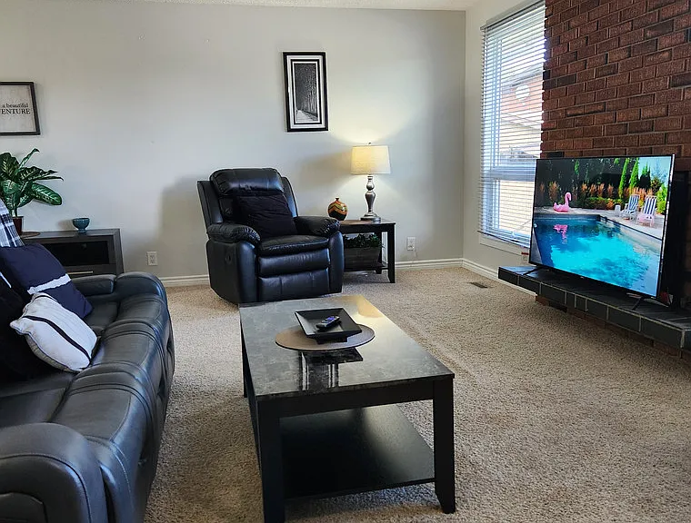 19 Newcombe Cres #M — Photo 3