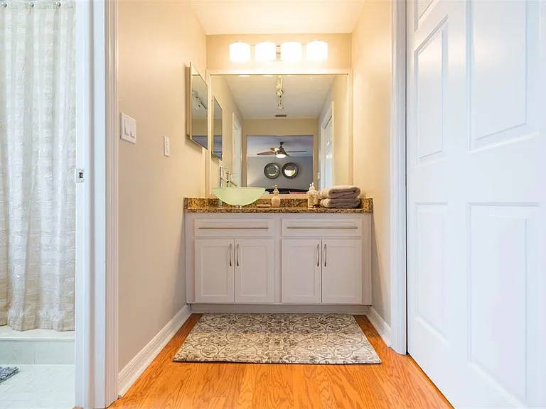 702 W Bay St #A — Photo 17