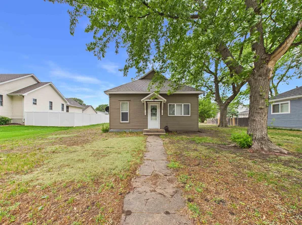 413 Commercial Ave, Hildreth, NE 68947