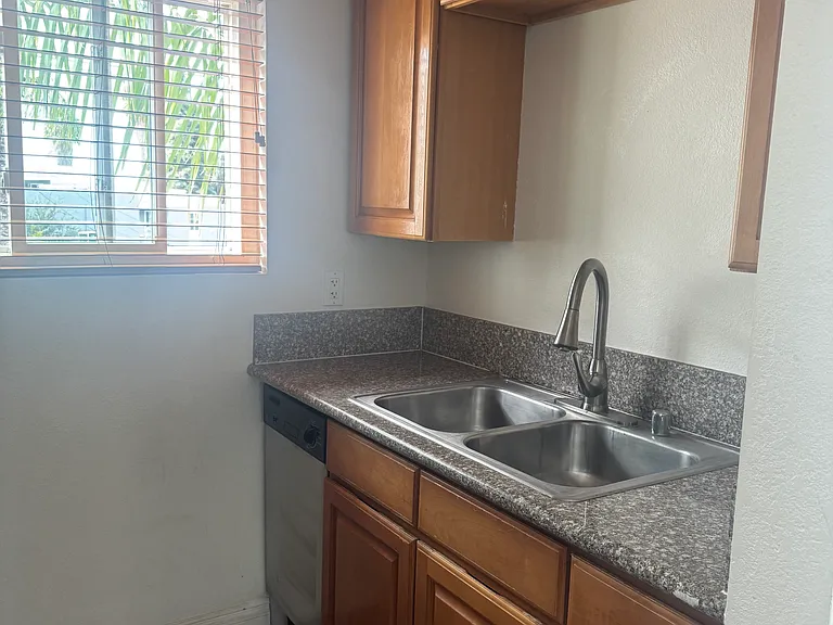 Cascadia Apartments — Photo 18