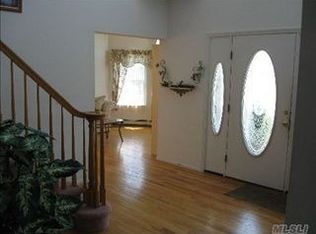 37 White Cliff Ln, Nesconset, NY 11767