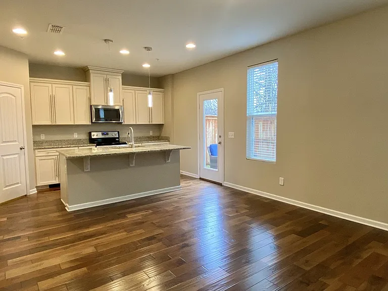 1021 Livingstone Ln — Photo 8