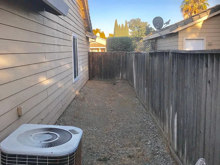 940 Laguna Ct — Photo 16