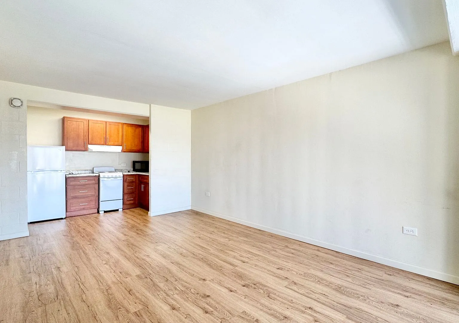 Spacious 1 Bed/1 Bath/1 Parking W/ Balcony - Available Now At Town House - Conveniently Located! — Photo 4