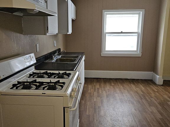 5th image of 290 Harbor St APT B