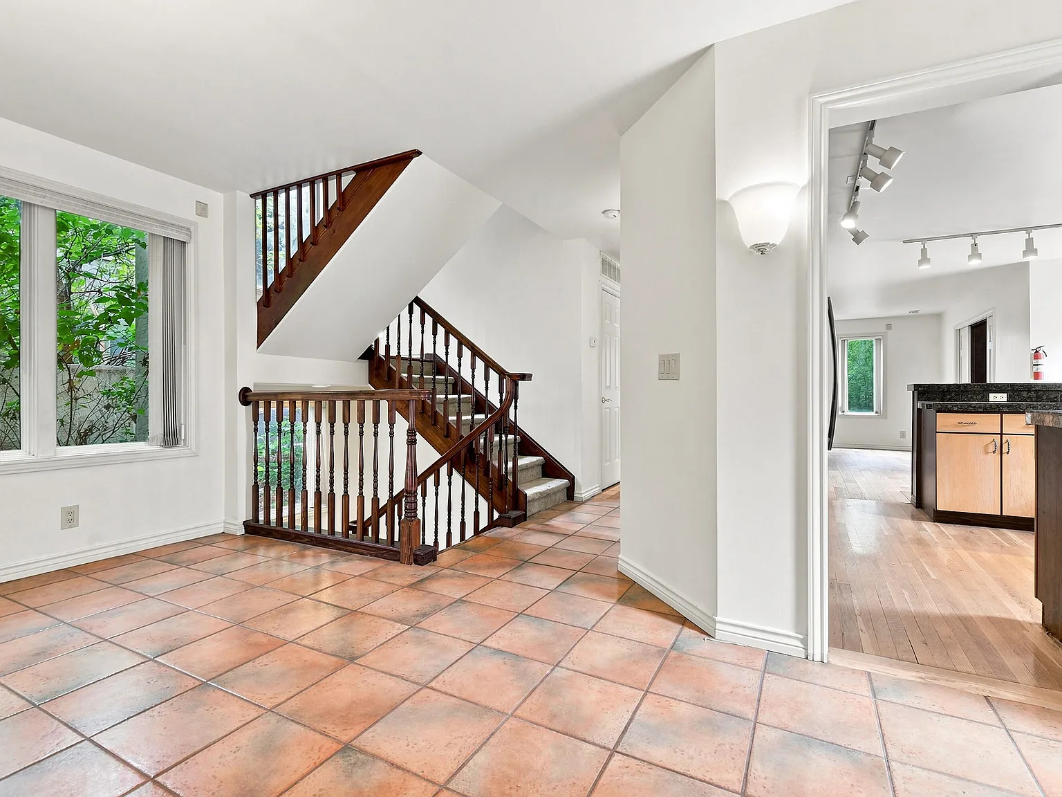 4 bed, 4000 sqft, $4,325 — Photo 3