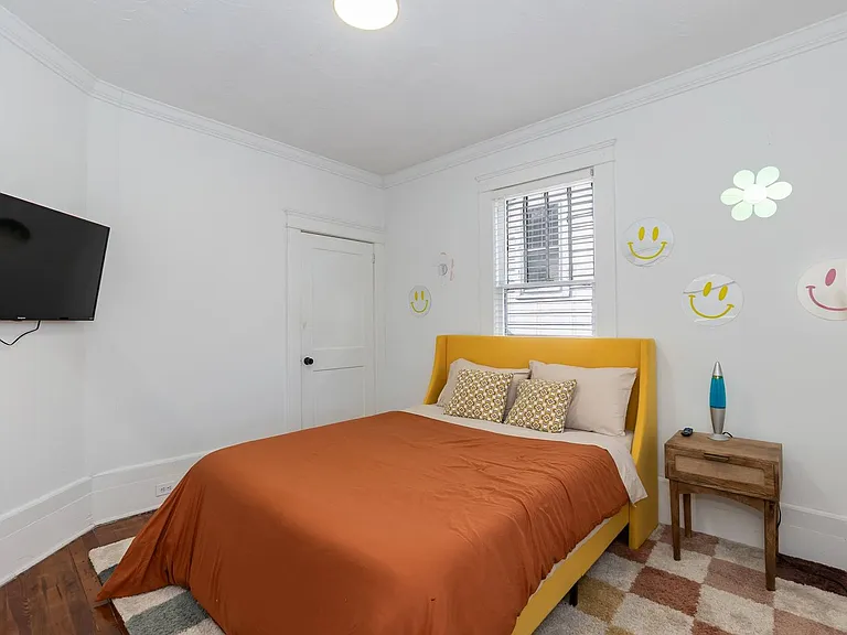 514 E Umstead St — Photo 5