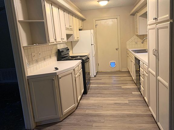 New flooring in kitchen. Recent appliances.