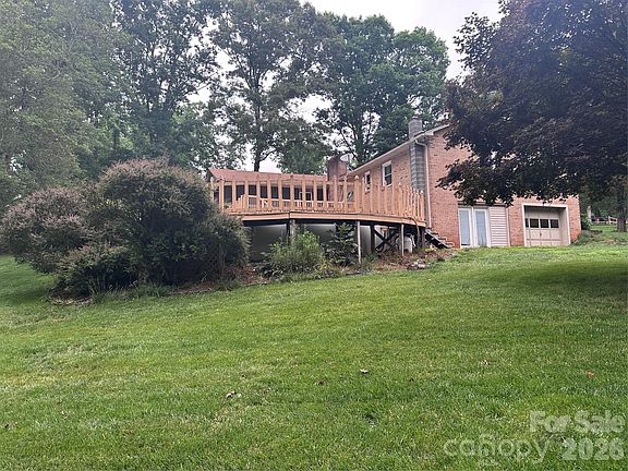 5th image of 523 Boxwood St