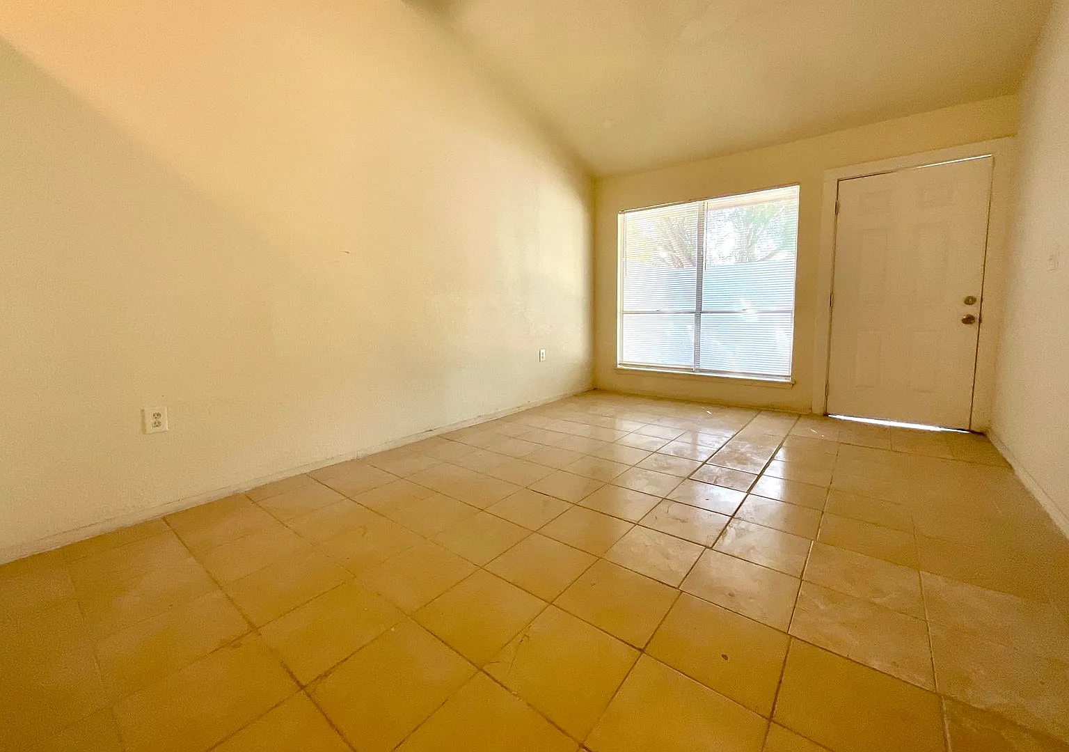 Single-Story Home in Converse Central Air, Fenced Yard & W/D Connections! — Photo 4