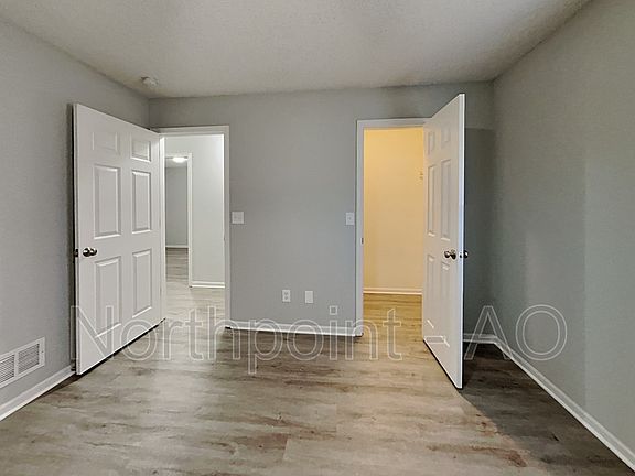 3rd image of 309 NW Woodbury Dr