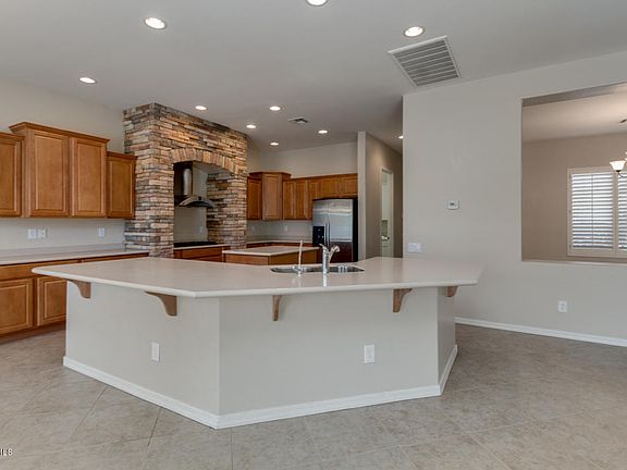 3rd image of 645 E Bellerive Pl