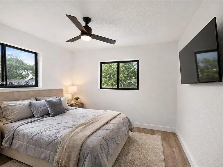 1810 NW 9th St #1 — Photo 5