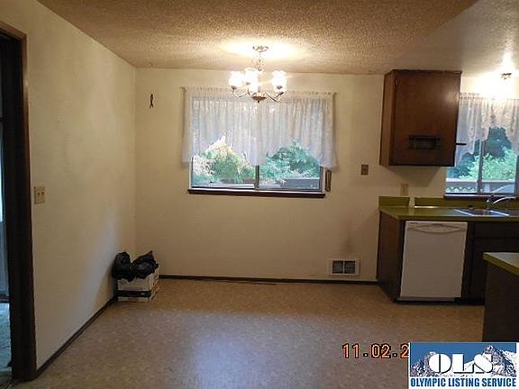 3rd image of 3122 E Hickory St