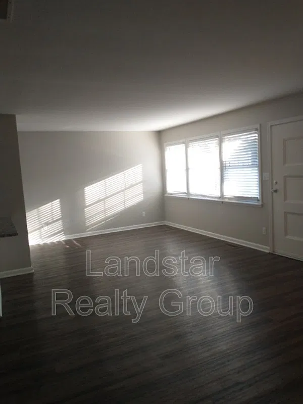 4 bed, 2.0 bath, 2010 sqft, $1,850 — Photo 3
