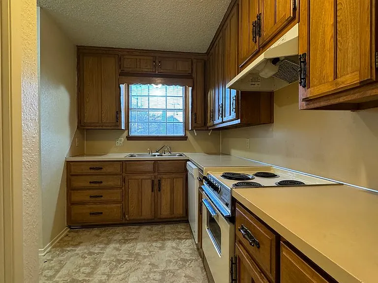214 Romana Cir #E — Photo 11