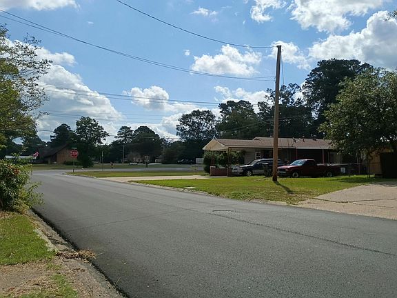 4th image of 211 Collegeview
