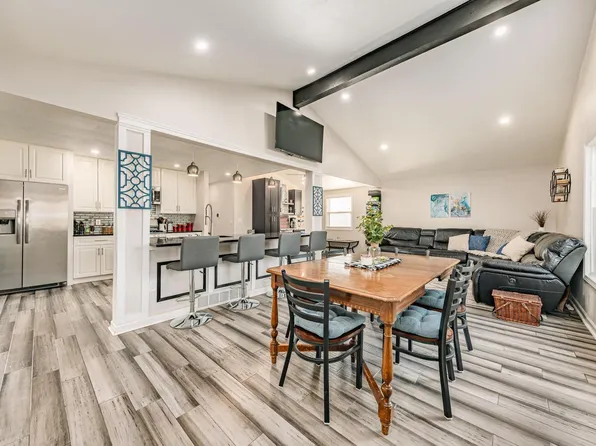 6102 North 113th STREET, Milwaukee, WI 53225