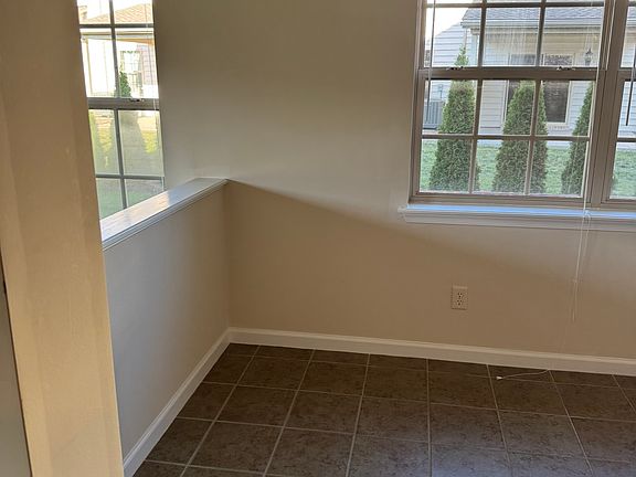 5th image of 245 Meriweather Dr