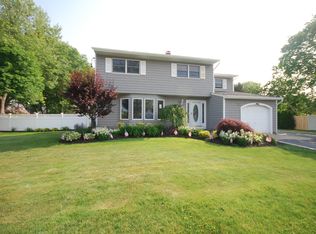 20 Cannon Dr, Holbrook, NY 11741