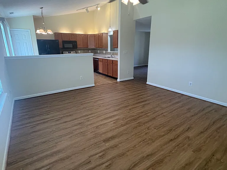 Oakview Dr — Photo 3