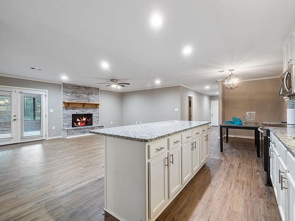 5th image of 1101 Phillips Ln