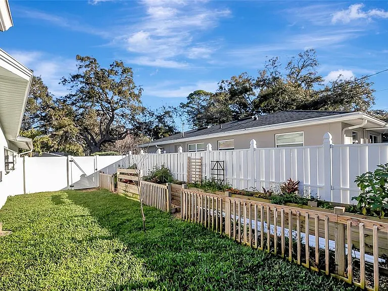 809 Jacaranda Dr — Photo 16