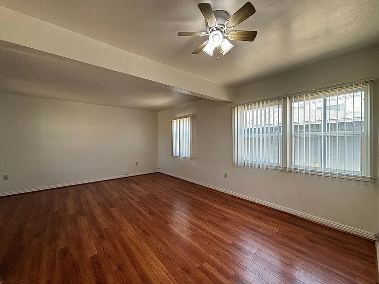 625-633 1/2 W Glenoaks Blvd — Photo 7