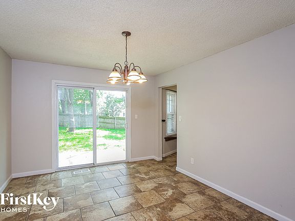 5th image of 1000 NW Woodview Cir