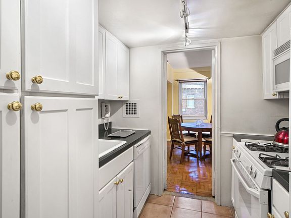 4th image of 1381 Avenue Of The Amer #18H