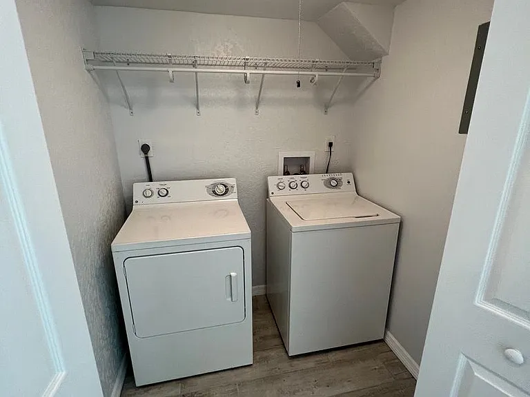 2041 Agora — Photo 24