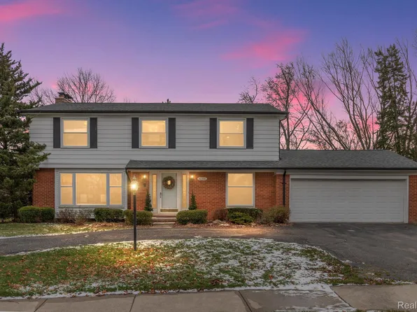 30388 Rock Creek Dr, Southfield, MI 48076