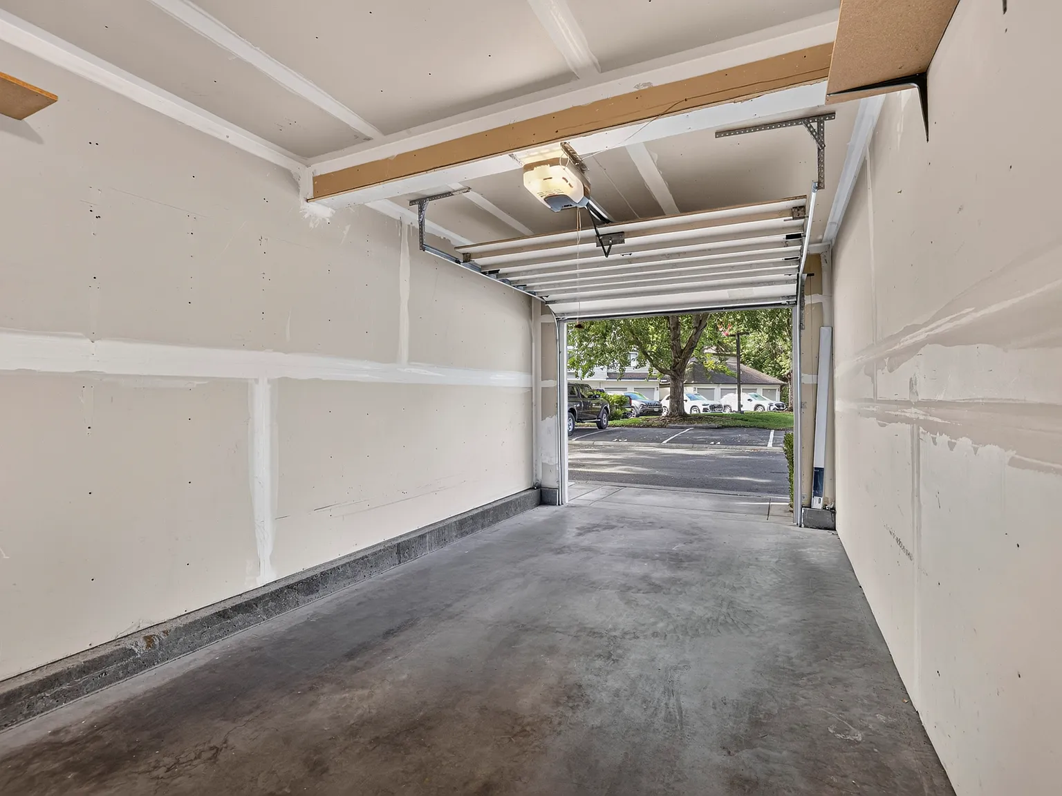 2 bed, 932 sqft, $2,100 — Photo 4