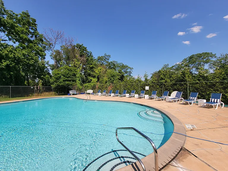 18 Regency Manor Dr — Photo 3
