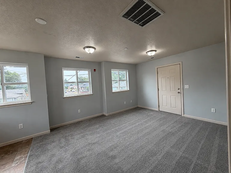 8517 SE Woodstock Blvd #B — Photo 3