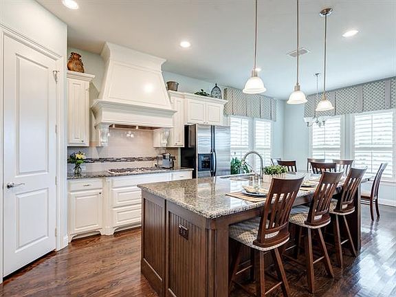 3rd image of 8905 Honeysuckle Dr