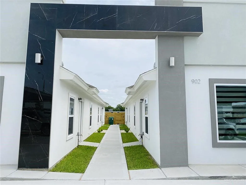 2 bed, 2.0 bath, 965 sqft, $1,195 — Photo 2