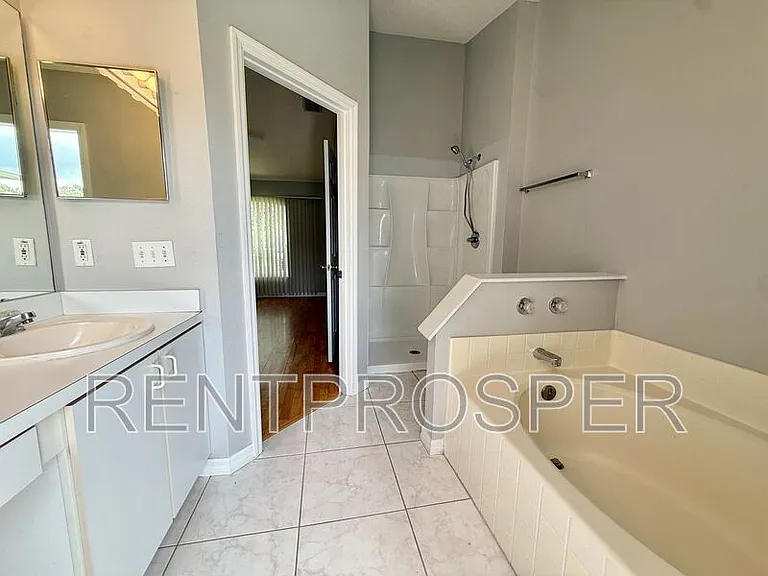 220 Canterbury Ct — Photo 11