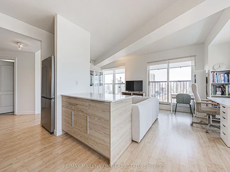 135 James St S #1401 — Photo 13