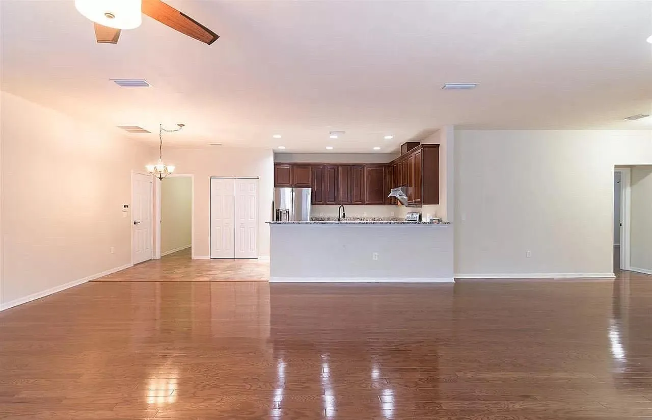 3 bed, 1966 sqft, $2,450 — Photo 3