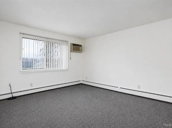 13337 W Nine Mile Rd, Oak Park, MI 48237