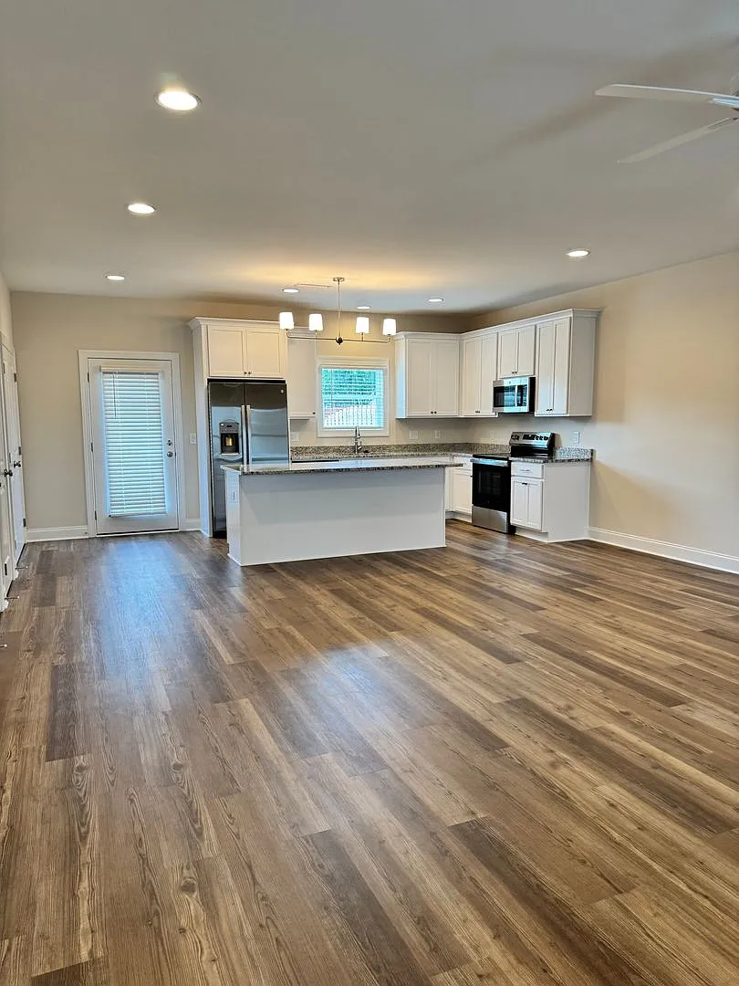 Building Photo - 3260 Academy Dr #704